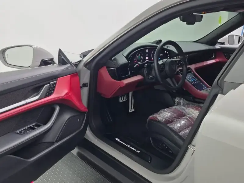 2024 Porsche Taycan с пробегом 14 264 км