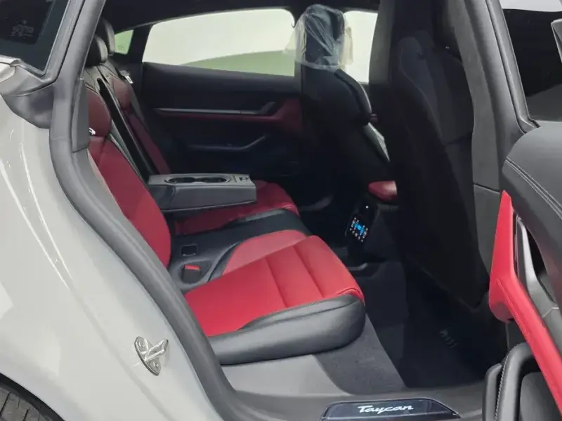 2024 Porsche Taycan с пробегом 14 264 км