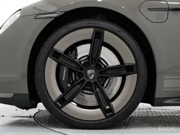 2025 Porsche Taycan с пробегом 700 км