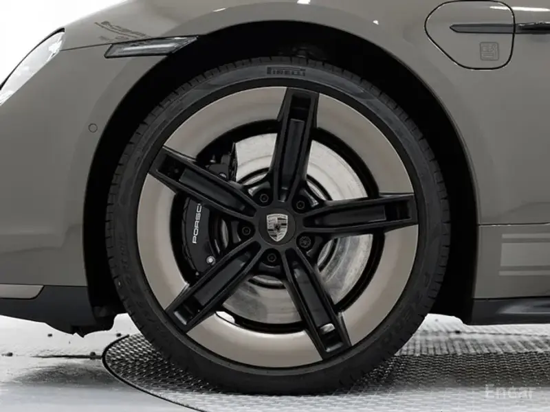 2025 Porsche Taycan с пробегом 700 км