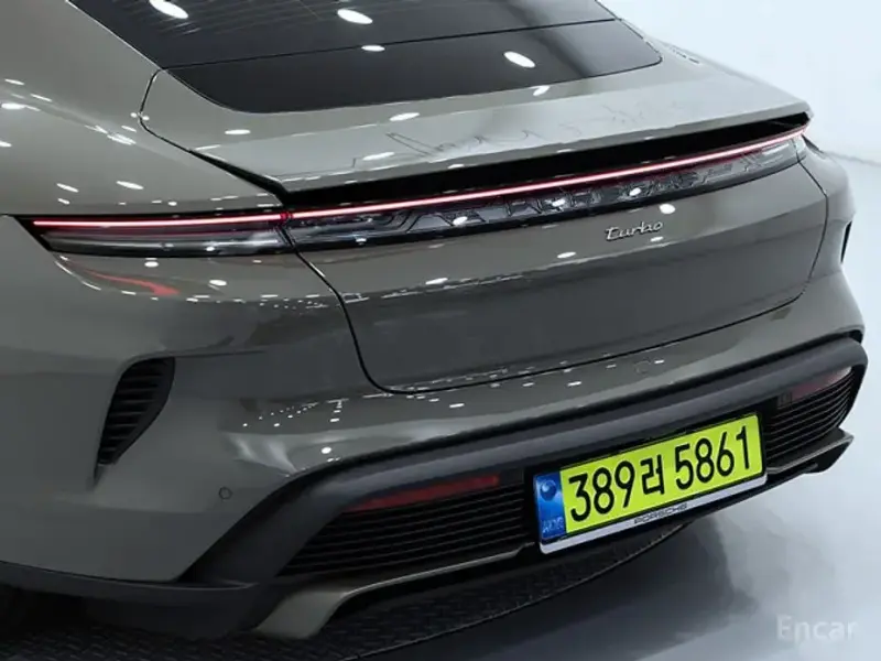 2025 Porsche Taycan с пробегом 700 км