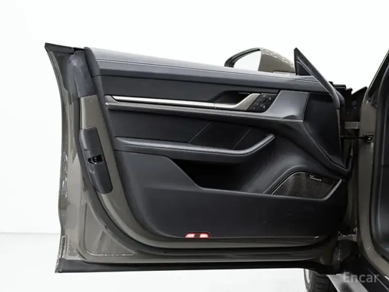 2025 Porsche Taycan с пробегом 700 км