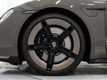 2025 Porsche Taycan с пробегом 121 км