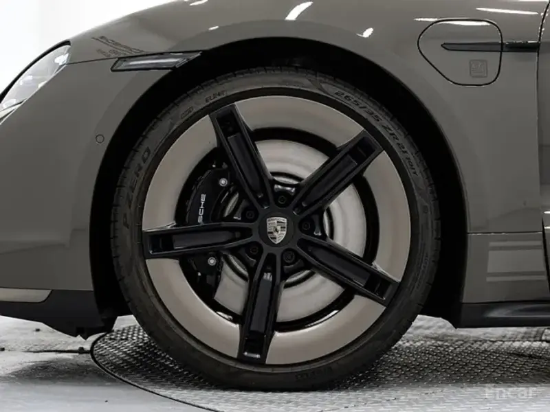2025 Porsche Taycan с пробегом 121 км