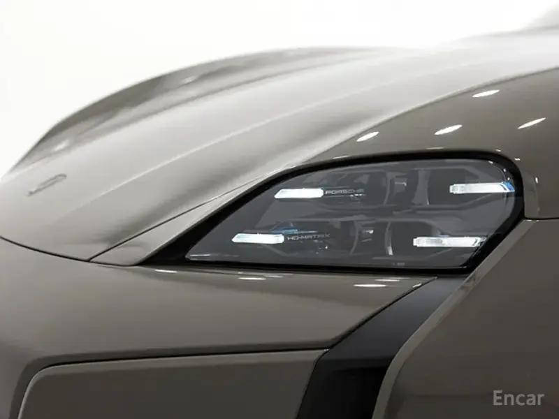 2025 Porsche Taycan с пробегом 121 км