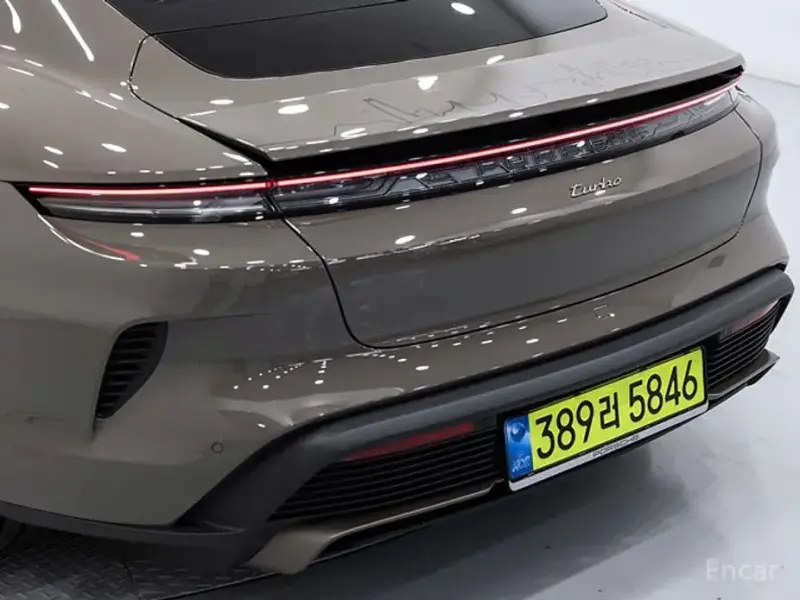 2025 Porsche Taycan с пробегом 121 км
