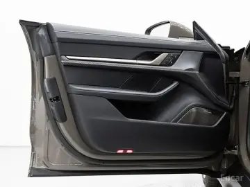 2025 Porsche Taycan с пробегом 121 км