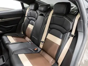 2025 Porsche Taycan с пробегом 121 км