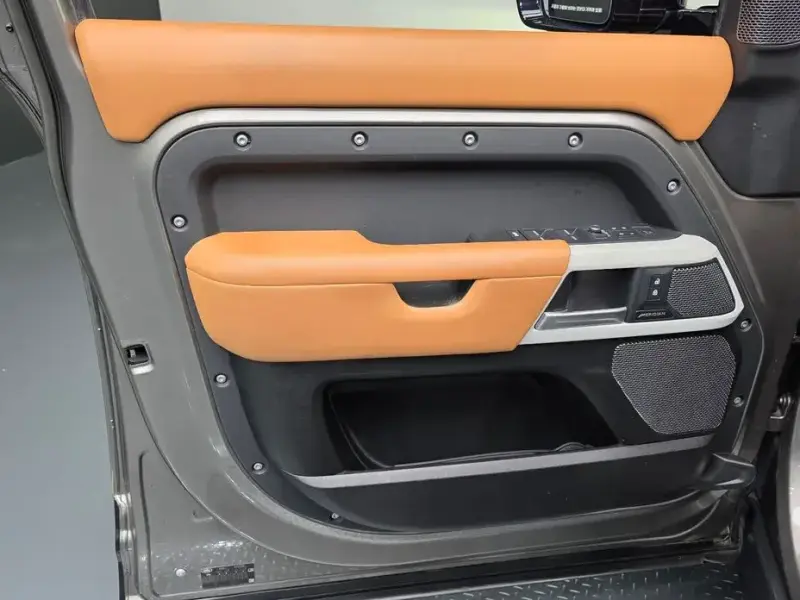 2022 Land Rover Defender с пробегом 105 267 км