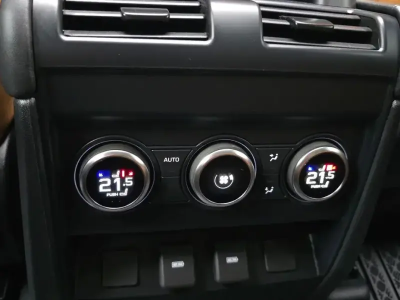 2023 Land Rover Defender с пробегом 48 312 км