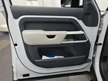 2023 Land Rover Defender с пробегом 35 711 км