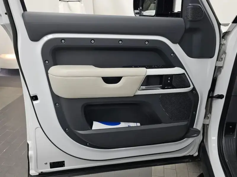 2023 Land Rover Defender с пробегом 35 711 км