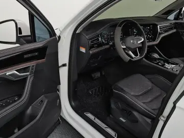 2025 Volkswagen Touareg с пробегом 24 484 км