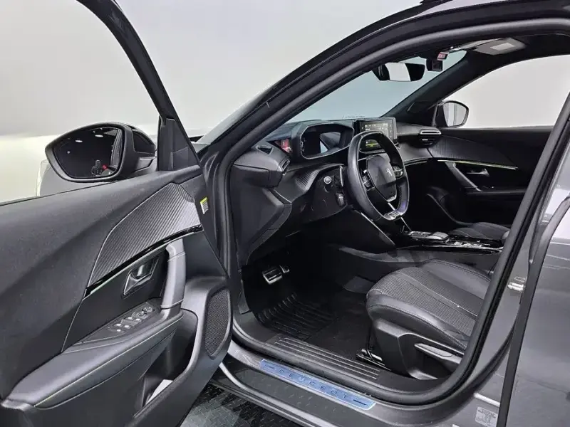 2023 Peugeot 2008 с пробегом 42 981 км