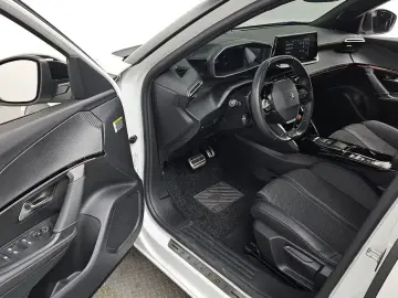2023 Peugeot 2008 с пробегом 28 371 км