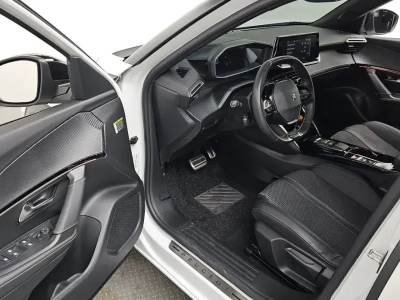 2023 Peugeot 2008 с пробегом 28 371 км