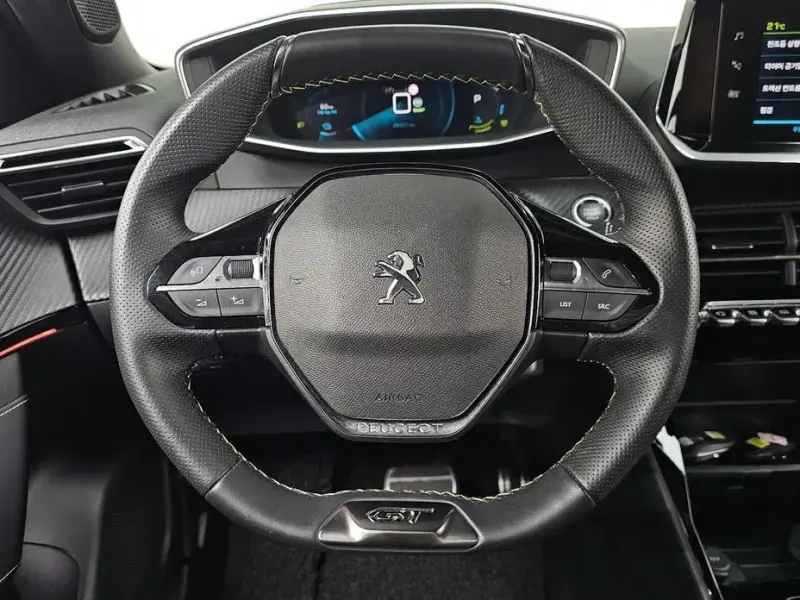 2023 Peugeot 2008 с пробегом 28 371 км