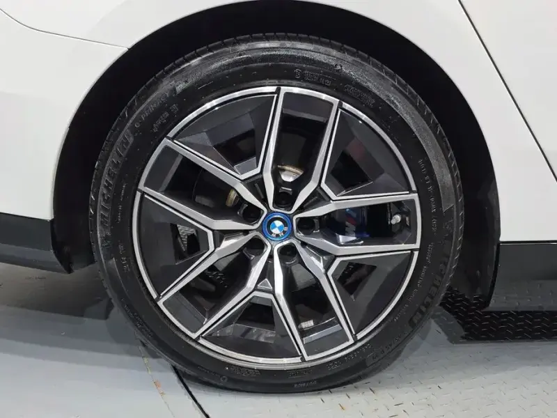 2024 BMW i5 с пробегом 23 021 км