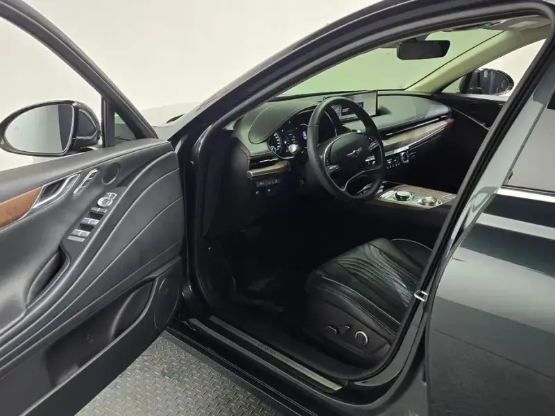 2023 Genesis G80 с пробегом 11 854 км
