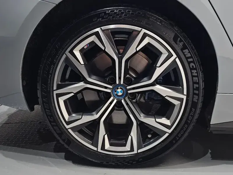 2023 BMW i4 с пробегом 24 393 км