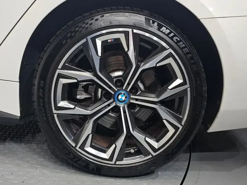 2022 BMW i4 с пробегом 63 207 км