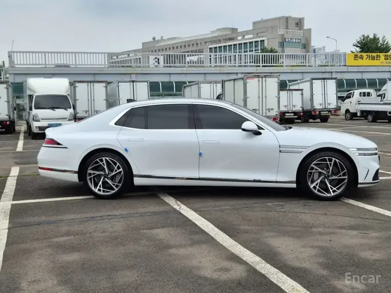 2023 Genesis G90 с пробегом 41 000 км