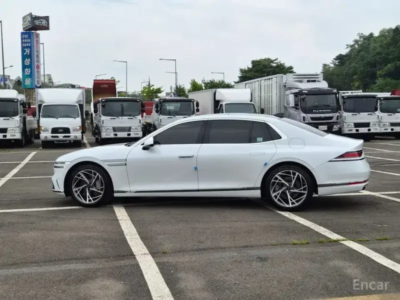 2023 Genesis G90 с пробегом 41 000 км