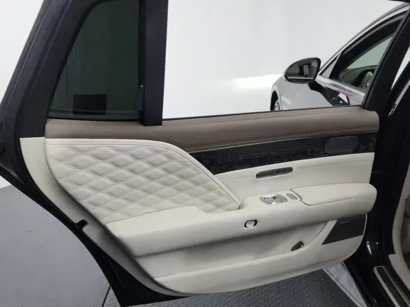 2023 Genesis G90 с пробегом 37 767 км