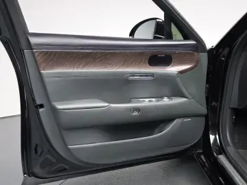 2023 Genesis G90 с пробегом 41 935 км
