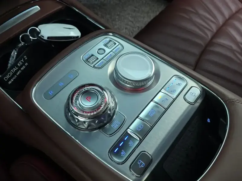 2023 Genesis G90 с пробегом 35 276 км