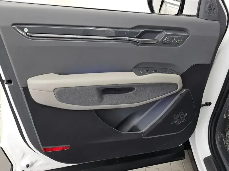 2023 Kia EV9 с пробегом 45 137 км