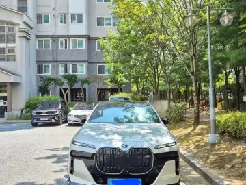 BMW i7