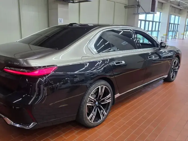 2023 BMW i7 с пробегом 35 550 км
