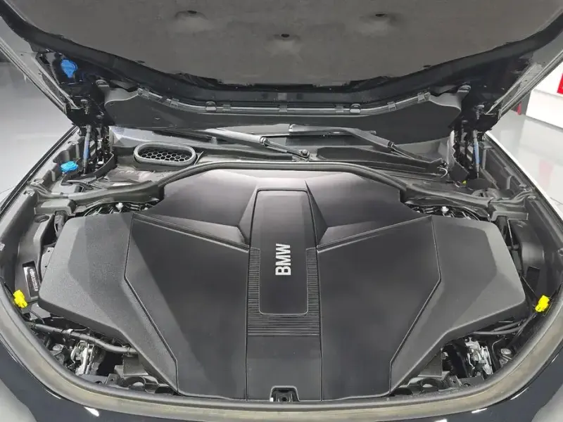 2025 BMW i7 с пробегом 13 842 км