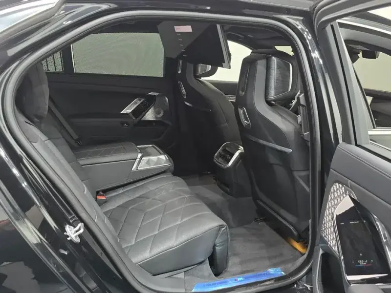 2025 BMW i7 с пробегом 13 842 км