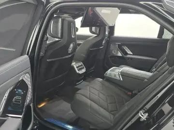 2025 BMW i7 с пробегом 13 842 км