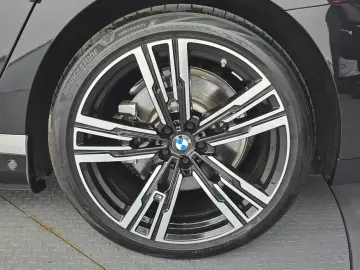 2025 BMW i7 с пробегом 13 842 км