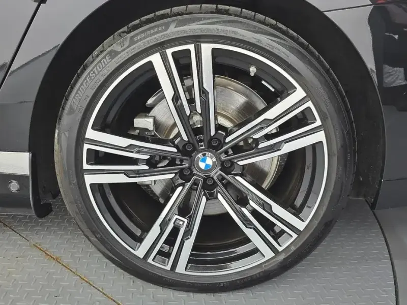 2025 BMW i7 с пробегом 13 842 км