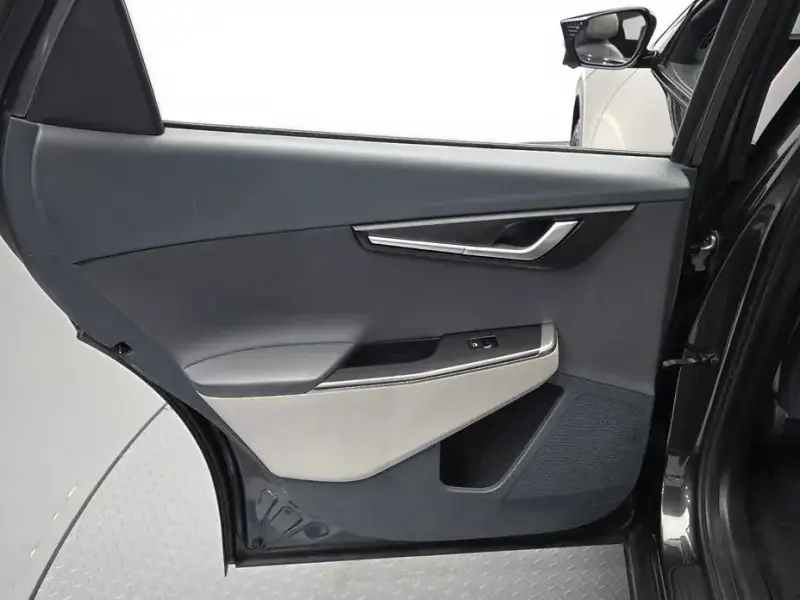 2023 Kia EV6 с пробегом 33 127 км