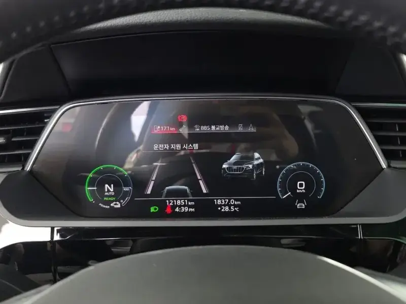 2021 Audi e-tron с пробегом 121 851 км