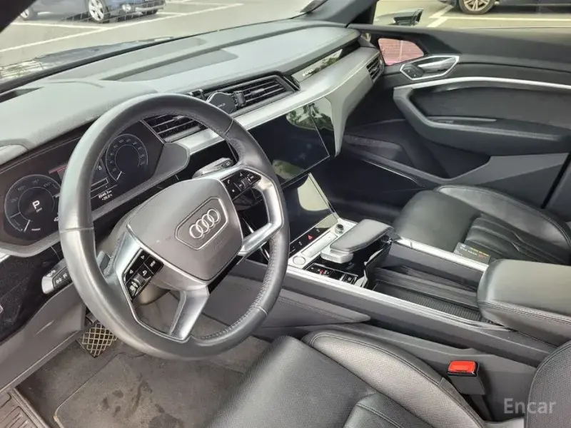 2020 Audi e-tron с пробегом 142 000 км