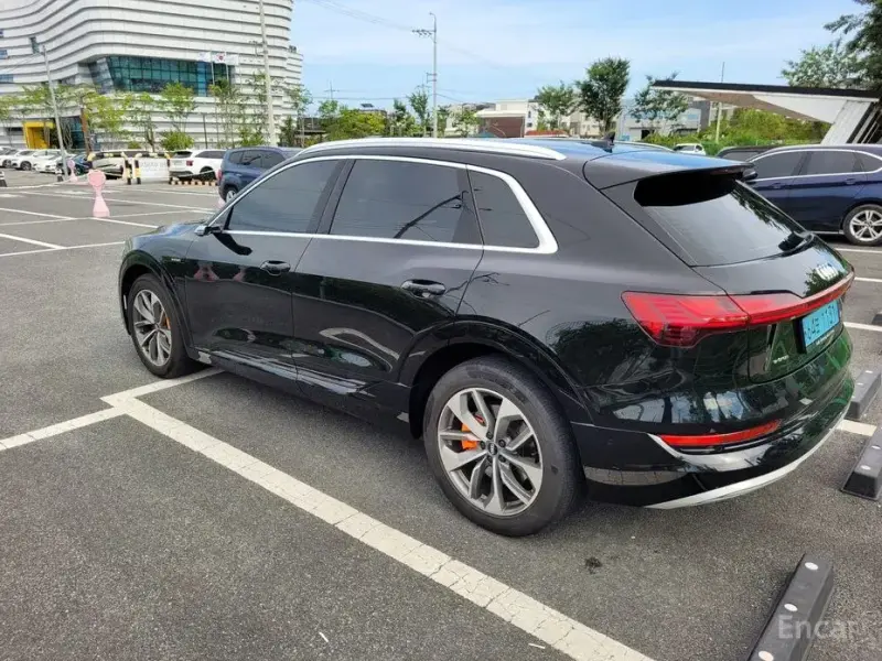 2020 Audi e-tron с пробегом 142 000 км