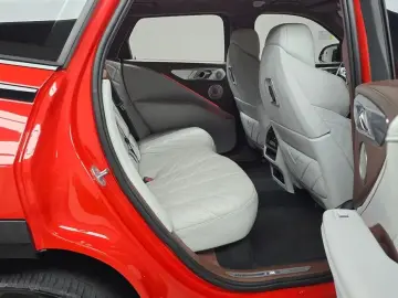 2023 BMW XM с пробегом 7 884 км
