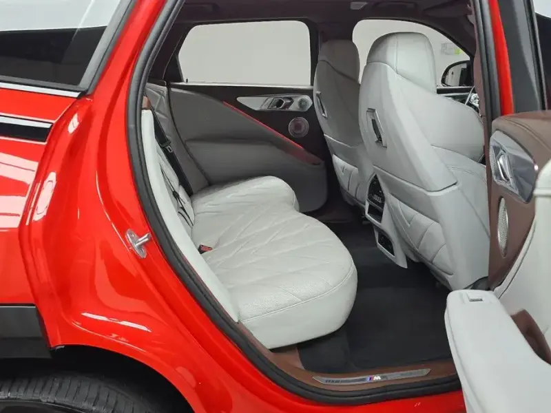 2023 BMW XM с пробегом 7 884 км
