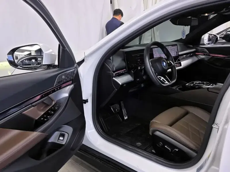 2025 BMW i5 с пробегом 10 249 км