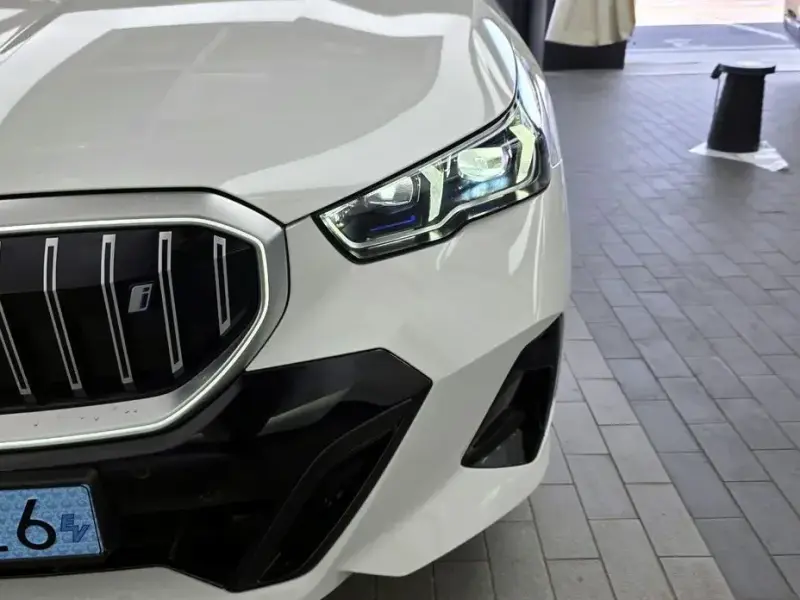 2025 BMW i5 с пробегом 10 249 км