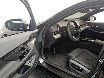 2025 BMW i5 с пробегом 1 015 км