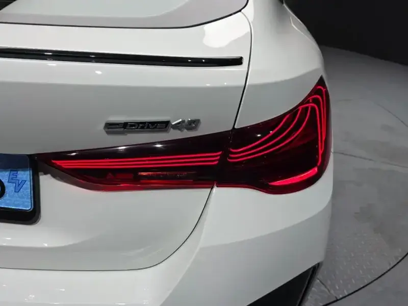 2025 BMW i4 с пробегом 17 183 км