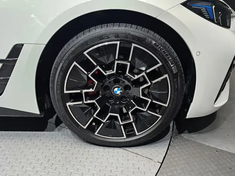 2025 BMW i4 с пробегом 19 329 км
