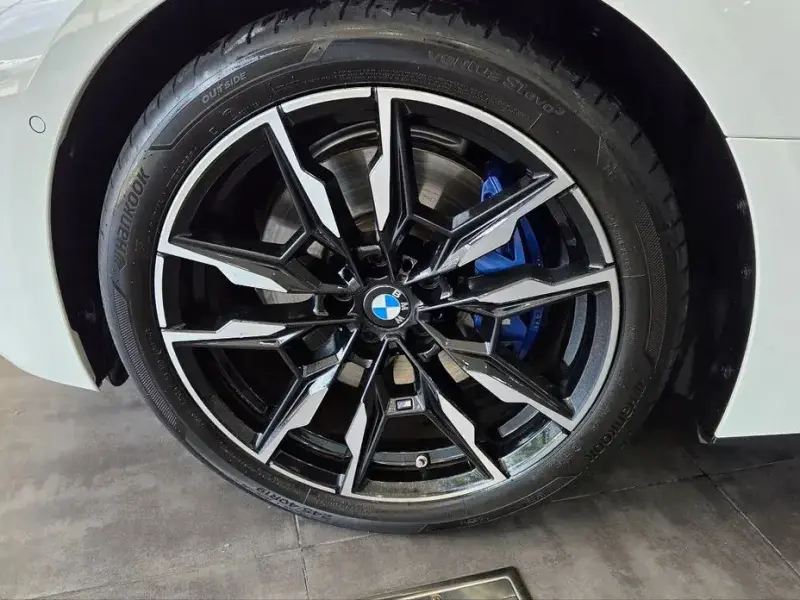 2025 BMW i4 с пробегом 27 758 км